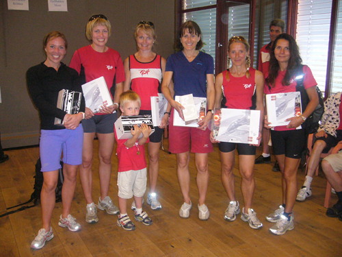 Forn%F8yde+Rye-l%F8pere+med+premier+og+maskot.+Kristi+B%E6vre%2C+Ingvill+Martinsen%2C+Else+Marie+Grotter%F8d%2C+Else+Hvattum%2C+Reidun+Stubbe+og+Mirja+Rahm.+Foran+Espen+J+Grotter%F8d.