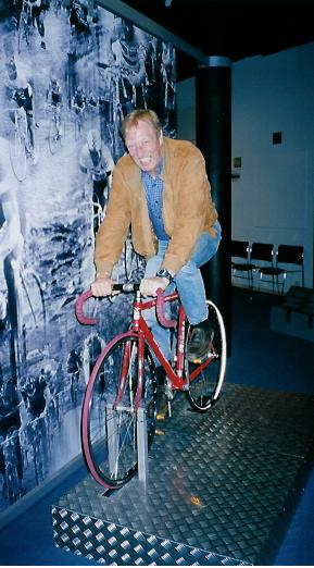 Klikk på bildet for større format! Lars Åge på museet for Ronde van Vlaanderen. Sykkelen rister som på brostein når man tråkker pedalene rundt.