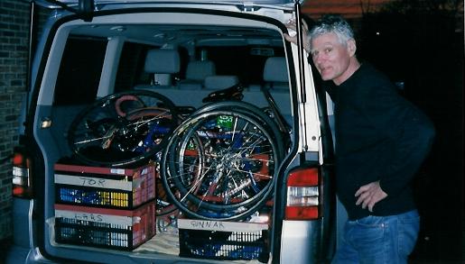 Klikk på bildet for større format! Følgebilen klar med sykler, hjul og kasser med klær, flasker og utstyr.