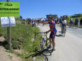 Rett før matstasjonen på Col de Aubisque. Morten har en tom flaske som må fylles. Klikk på bildet for større format! Rett+f%F8r+matstasjonen+p%E5+Col+de+Aubisque.+Morten+har+en+tom+flaske+som+m%E5+fylles.+Klikk+p%E5+bildet+for+st%F8rre+format%21