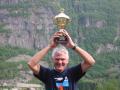 Gunnar+B%F8hmer+l%F8fter+stolt+pokalen+over+hodet.+Klikk+p%E5+bildet+for+st%F8rre+format%21
