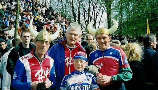 Klikk på bildet for større format! Tor og Marc med vikinghjelmer. Gunnar bak Kenneth, Marcs\' sønn.