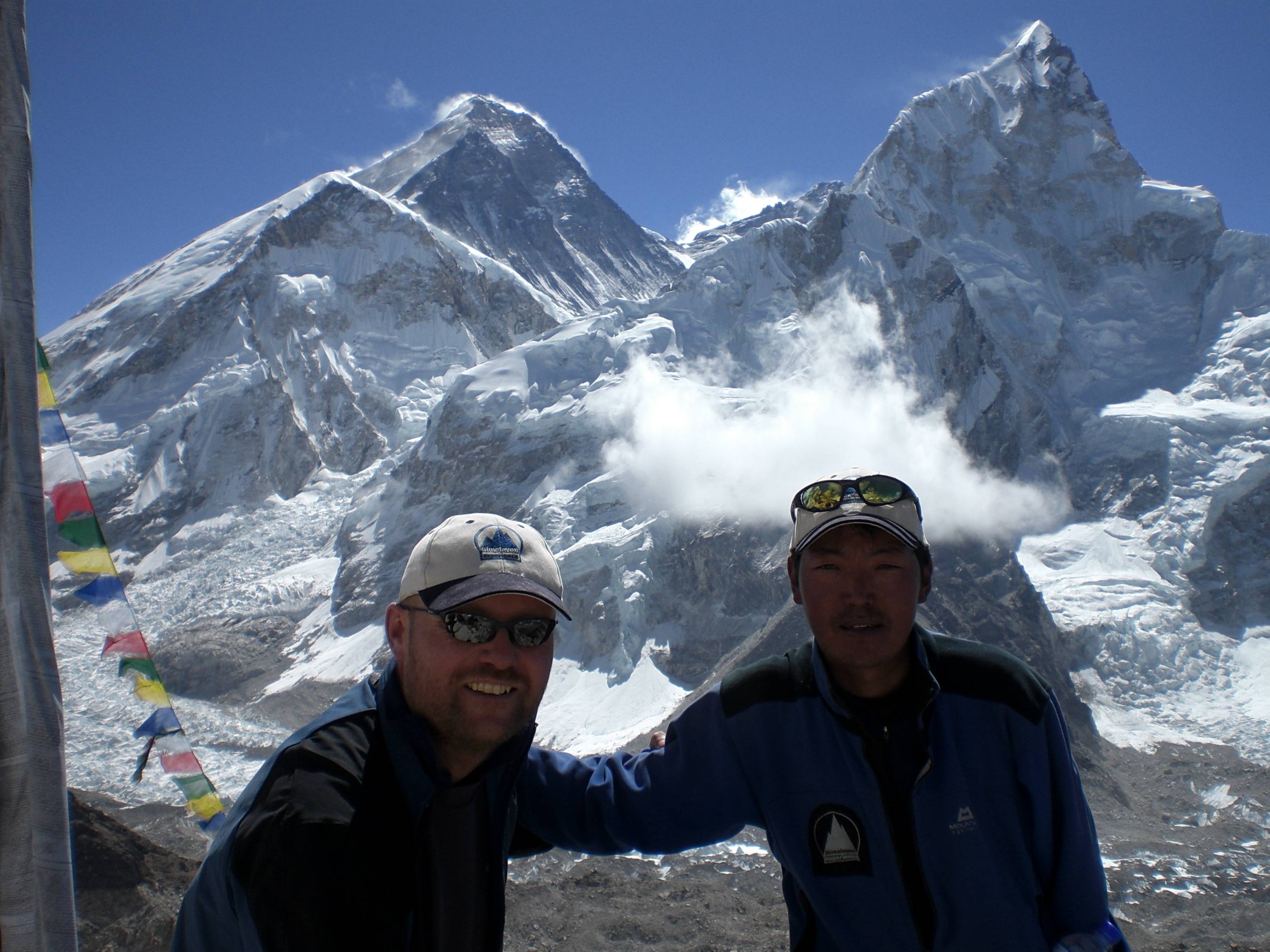 Lopsang+Temba+Sherpa+til+h%F8yre+og+Thomas+Svane+Jacobsen.