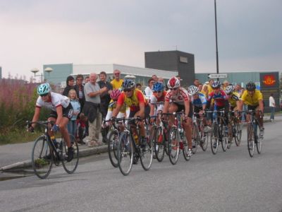 Bilde+viser+Line+og+Gunn+%28i+gul+ledertr%F8ye%29+p%E5+criteriumsrittet.+